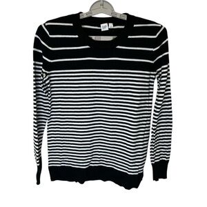 NEW “GAP” Black/White Striped Sweater 🌼